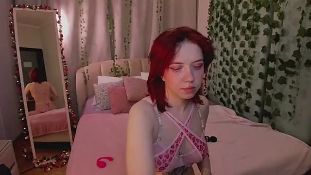 Snapshot of Love_is_Lola chatting on 12.16.25 Love is Lola online show from 12.16.25