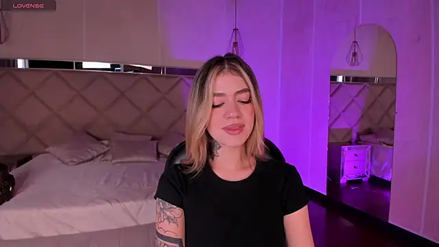 ViolettHansson online show from 11.17.25