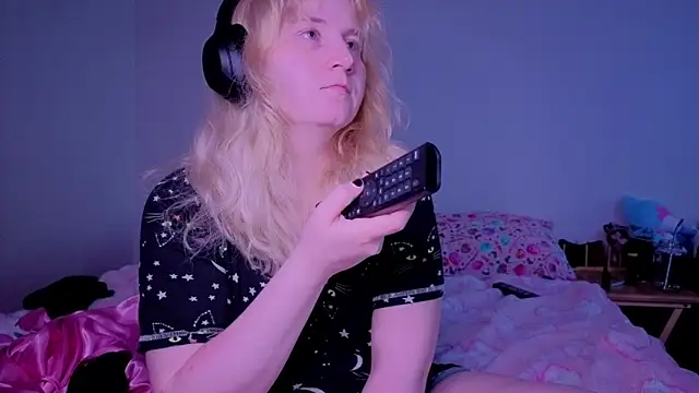 Snapshot of Glitch_Witch chatting on 06.19.26 Glitch Witch online show from 06.19.26