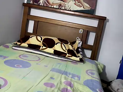 Snapshot of hideonbush051 chatting on 12.01.25 hideonbush051 online show from 12.01.25