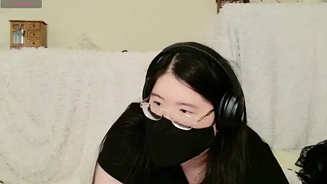 Snapshot of Kara-Nuna chatting on 11.06.25 Kara-Nuna online show from 11.06.25