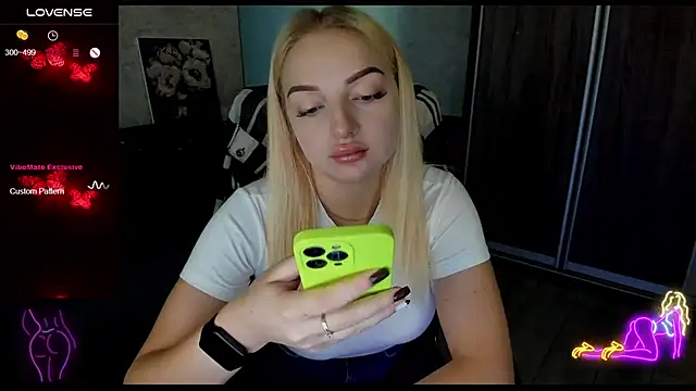 Snapshot of Stella__Cox chatting on 09.15.25 Stella Cox online show from 09.15.25