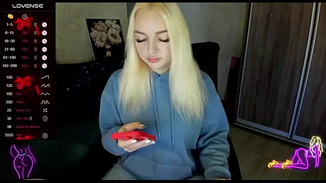 Snapshot of Stella__Cox chatting on 10.16.25 Stella Cox online show from 10.16.25