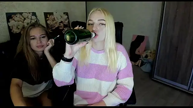 Snapshot of Stella__Cox chatting on 10.26.25 Stella Cox online show from 10.26.25