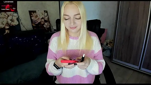 Snapshot of Stella__Cox chatting on 10.30.25 Stella Cox online show from 10.30.25