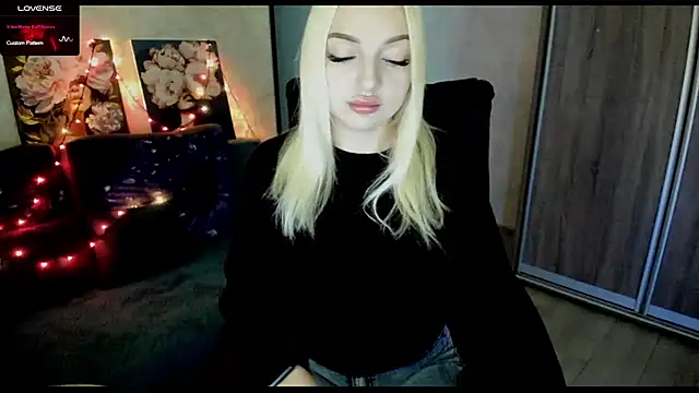 Snapshot of Stella__Cox chatting on 11.02.25 Stella Cox online show from 11.02.25