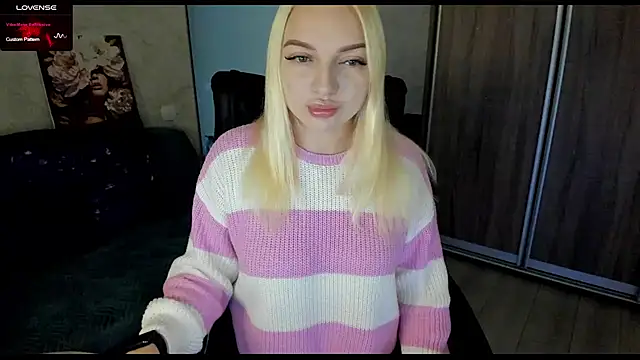 Snapshot of Stella__Cox chatting on 11.14.25 Stella Cox online show from 11.14.25