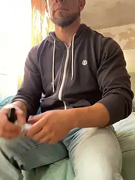 Snapshot of FumesClouds chatting on 12.19.24 FumesClouds online show from 12.19.24