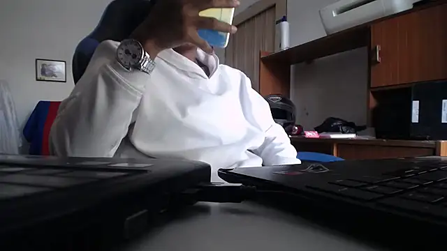 Snapshot of yohatinelly07 chatting on 12.02.25 yohatinelly07 online show from 12.02.25