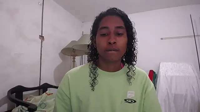 Snapshot of yohatinelly07 chatting on 12.04.25 yohatinelly07 online show from 12.04.25