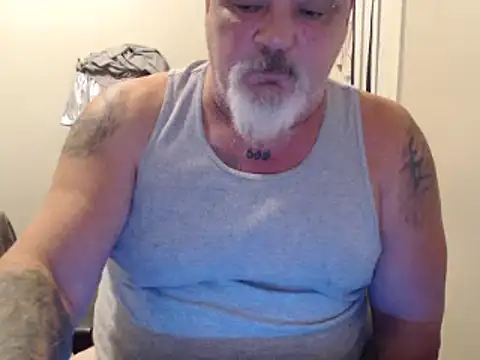 Snapshot of Newfiesausage1972 chatting on 01.28.25 Newfiesausage1972 online show from 01.28.25