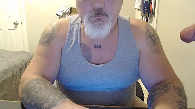 Snapshot of Newfiesausage1972 chatting on 02.19.25 Newfiesausage1972 online show from 02.19.25