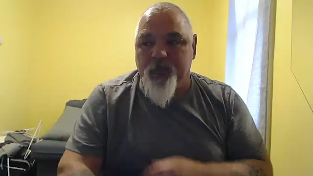 Newfiesausage1972 online show from 11.06.25