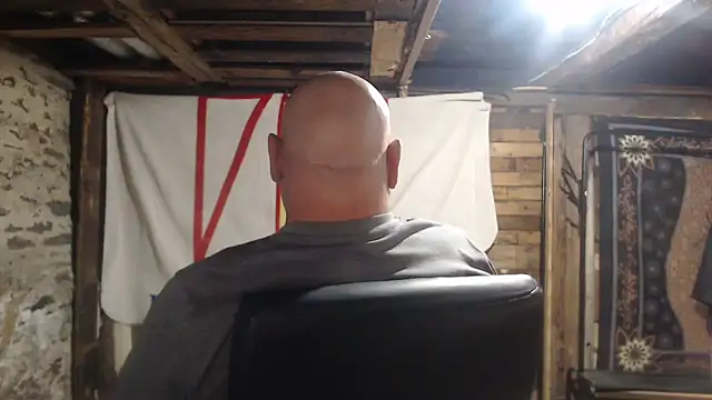 Newfiesausage1972 online show from 01.10.26