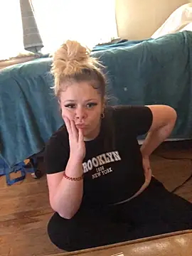 Snapshot of blndpolkadot chatting on 01.28.25 blndpolkadot online show from 01.28.25