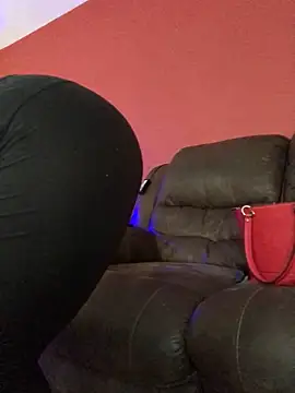 Snapshot of blndpolkadot chatting on 02.12.25 blndpolkadot online show from 02.12.25