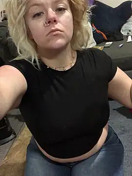 Snapshot of blndpolkadot chatting on 03.08.25 blndpolkadot online show from 03.08.25