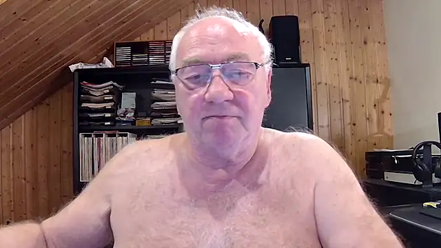 Snapshot of biggandybig chatting on 04.02.26 biggandybig online show from 04.02.26