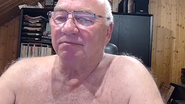 Snapshot of biggandybig chatting on 04.15.26 biggandybig online show from 04.15.26