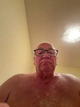 Snapshot of biggandybig chatting on 04.22.26 biggandybig online show from 04.22.26