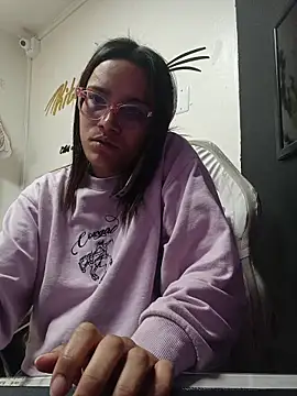 Snapshot of Yaumiko chatting on 10.27.25 Yaumiko online show from 10.27.25