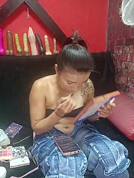 Snapshot of Yaumiko chatting on 10.29.25 Yaumiko online show from 10.29.25