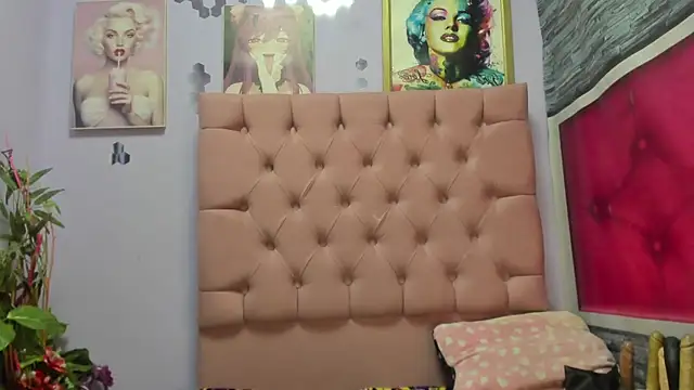 Snapshot of Yaumiko chatting on 11.14.25 Yaumiko online show from 11.14.25