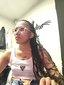 Snapshot of Yaumiko chatting on 11.18.25 Yaumiko online show from 11.18.25