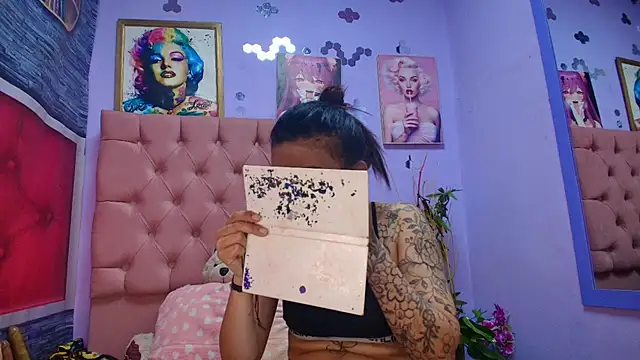 Snapshot of Yaumiko chatting on 12.15.25 Yaumiko online show from 12.15.25