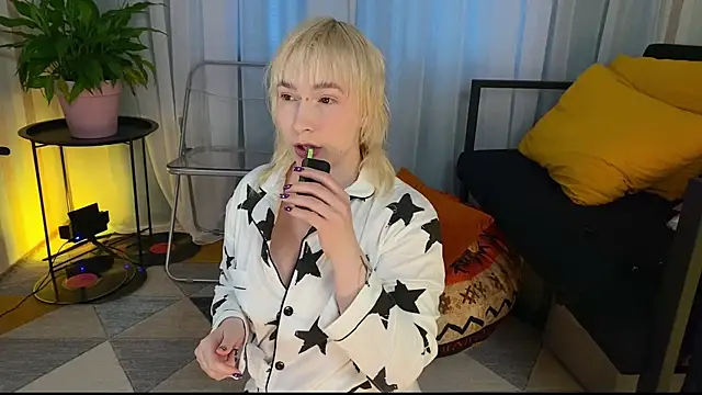 Snapshot of EmmyAmbros chatting on 08.08.26 EmmyAmbros online show from 08.08.26