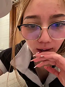 Snapshot of melody-dy chatting on 12.29.24 melody-dy online show from 12.29.24