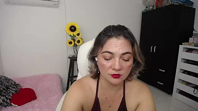 Snapshot of ana_milf chatting on 12.18.24 ana milf online show from 12.18.24