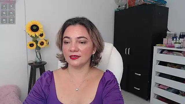 Snapshot of ana_milf chatting on 12.21.24 ana milf online show from 12.21.24