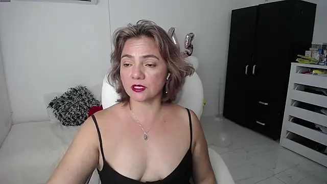 Snapshot of ana_milf chatting on 01.19.25 ana milf online show from 01.19.25