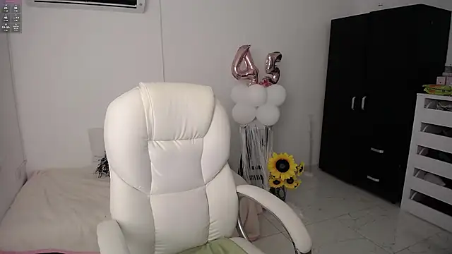 Snapshot of ana_milf chatting on 01.26.25 ana milf online show from 01.26.25