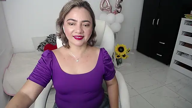 Snapshot of ana_milf chatting on 01.28.25 ana milf online show from 01.28.25