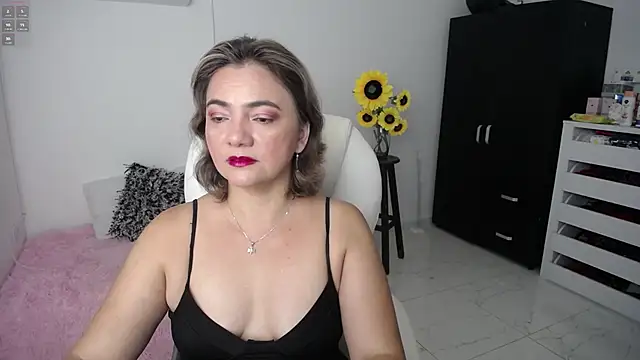 Snapshot of ana_milf chatting on 02.13.25 ana milf online show from 02.13.25