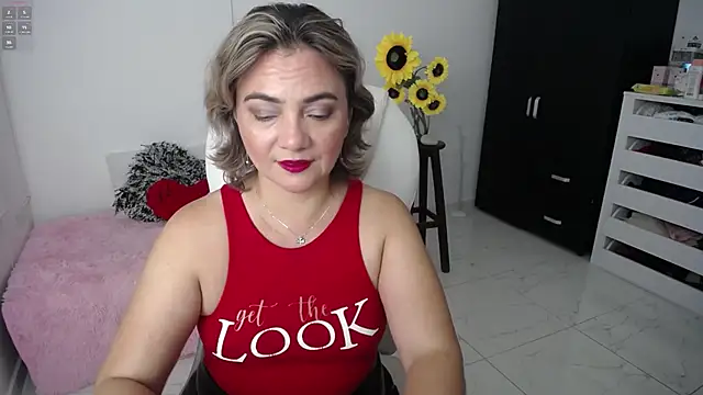 Snapshot of ana_milf chatting on 02.14.25 ana milf online show from 02.14.25