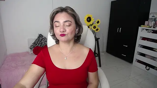 Snapshot of ana_milf chatting on 02.19.25 ana milf online show from 02.19.25