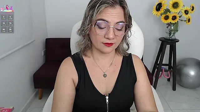 Snapshot of ana_milf chatting on 09.14.25 ana milf online show from 09.14.25