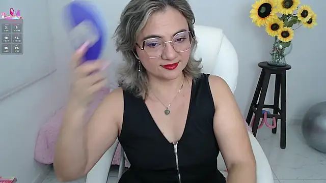 Snapshot of ana_milf chatting on 09.18.25 ana milf online show from 09.18.25