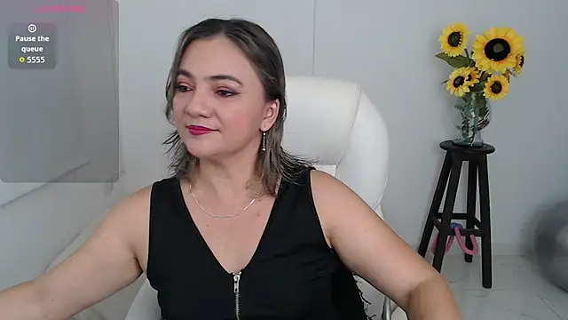 Snapshot of ana_milf chatting on 10.23.25 ana milf online show from 10.23.25