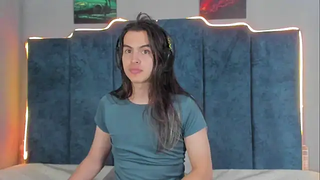 Snapshot of sky_link_ chatting on 10.24.25 sky link  online show from 10.24.25