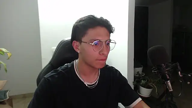 Snapshot of jay_dimarco2 chatting on 12.17.25 jay dimarco2 online show from 12.17.25