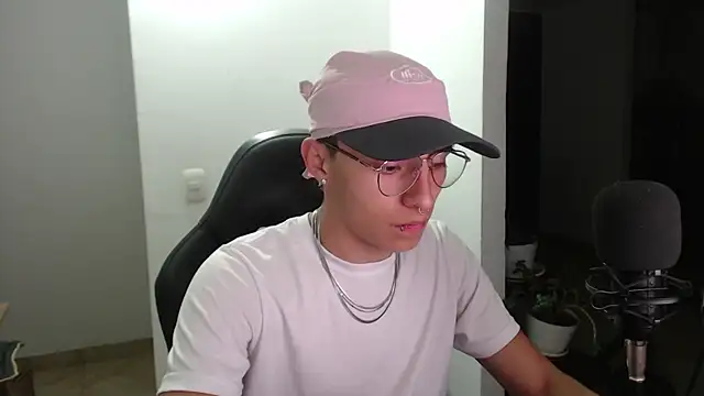 Snapshot of jay_dimarco2 chatting on 12.21.25 jay dimarco2 online show from 12.21.25