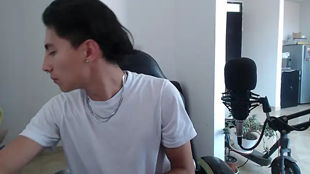 Snapshot of jay_dimarco2 chatting on 12.21.25 jay dimarco2 online show from 12.21.25