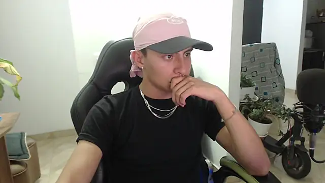 Snapshot of jay_dimarco2 chatting on 12.23.25 jay dimarco2 online show from 12.23.25