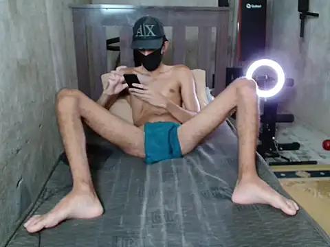 Snapshot of skinnyboy1000 chatting on 11.12.25 skinnyboy1000 online show from 11.12.25