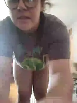 Snapshot of velvetta_ chatting on 12.19.24 velvetta online show from 12.19.24