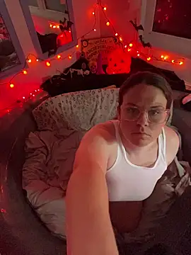 Snapshot of velvetta_ chatting on 10.27.25 velvetta online show from 10.27.25